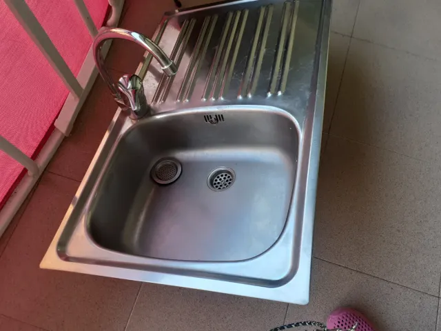 Fregadero y grifo de metal