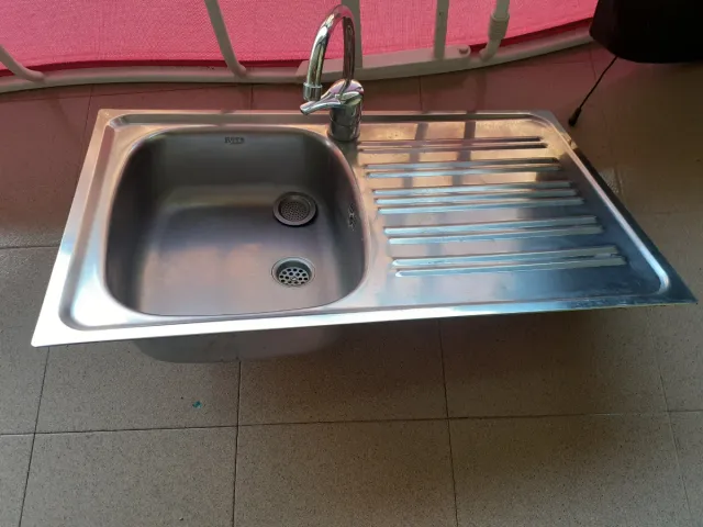 Fregadero y grifo de metal