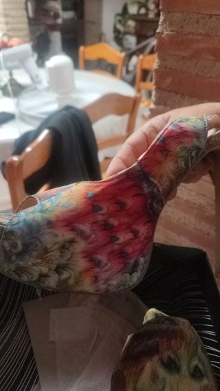 Zapatos de tacón con estampado de plumas