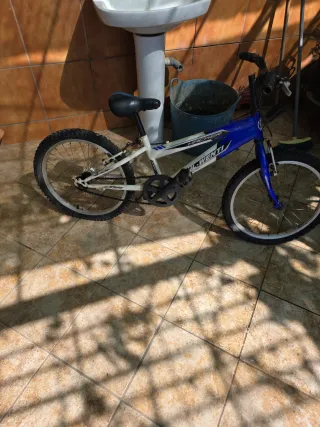 Bicicleta infantil azul y blanca