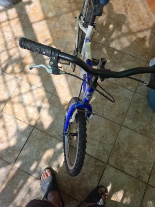 Bicicleta infantil azul y blanca