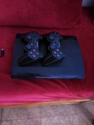 Consola PS3 con 2 mandos