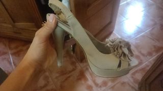 Zapatos de tacón beige con plataforma