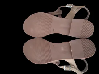 Sandalias planas de mujer sin estrenar.