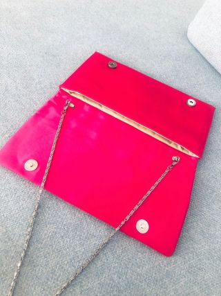Cartera de mano fucsia con cadena