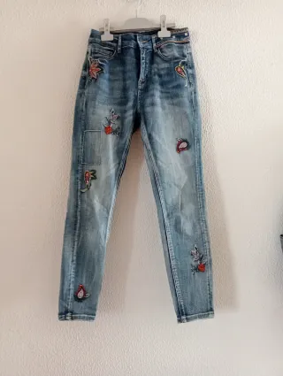 Pantalones vaqueros con bordados de desigual 