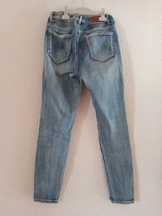 Pantalones vaqueros con bordados de desigual 