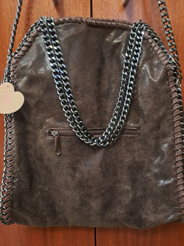 Bolso marrón con cadena