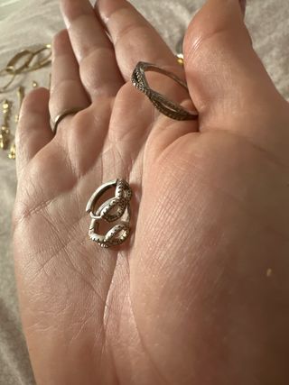 Anillo y pendientes plateados