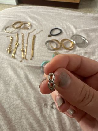 Anillo y pendientes plateados