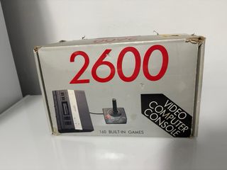 Consola Atari 2600 con joysticks y accesorios