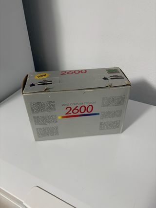 Consola Atari 2600 con joysticks y accesorios