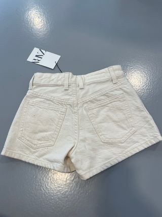 Pantalones cortos Zara color beige perlas