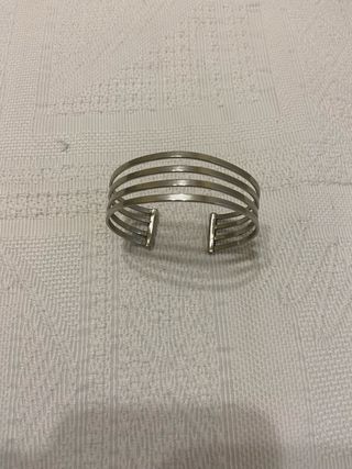 Pulsera plateada multicapa