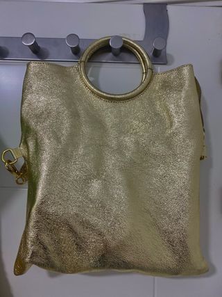 Bolso de mano dorado.