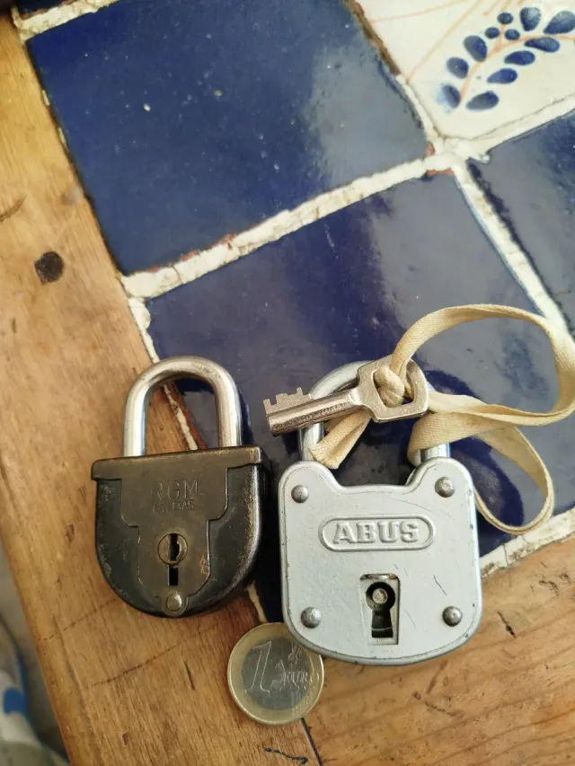 Dos candados antiguos
