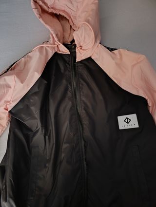 Cazadora Deportiva Mujer Inside Negra y Rosa