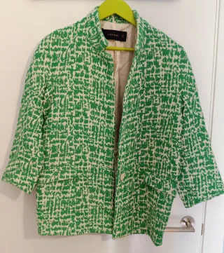 Chaqueta Zara Mujer Verde y Blanca. 
