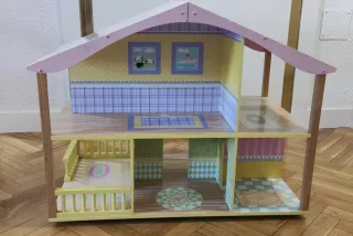 Casa de muñecas de madera.