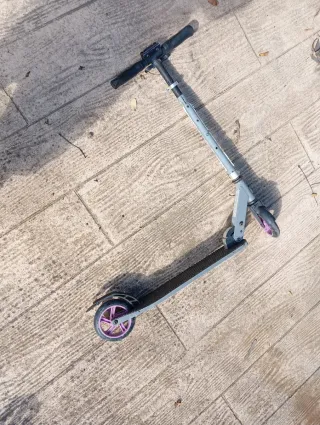 Patinete infantil gris y lila