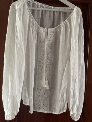 Blusa beige con encaje