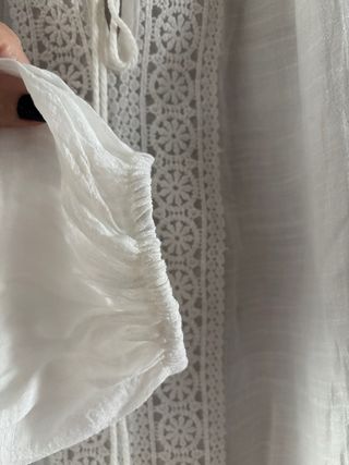 Blusa beige con encaje