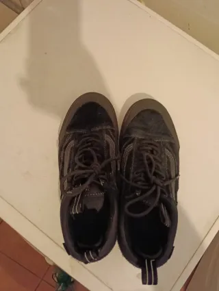 Zapatillas deportivas negras y grises