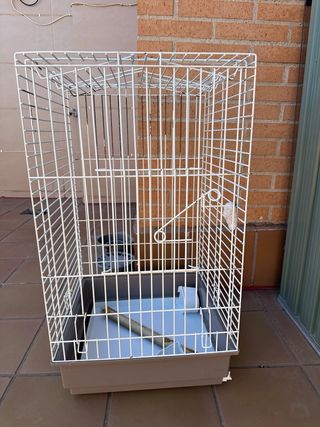 Jaula para loros blanca y marrón
