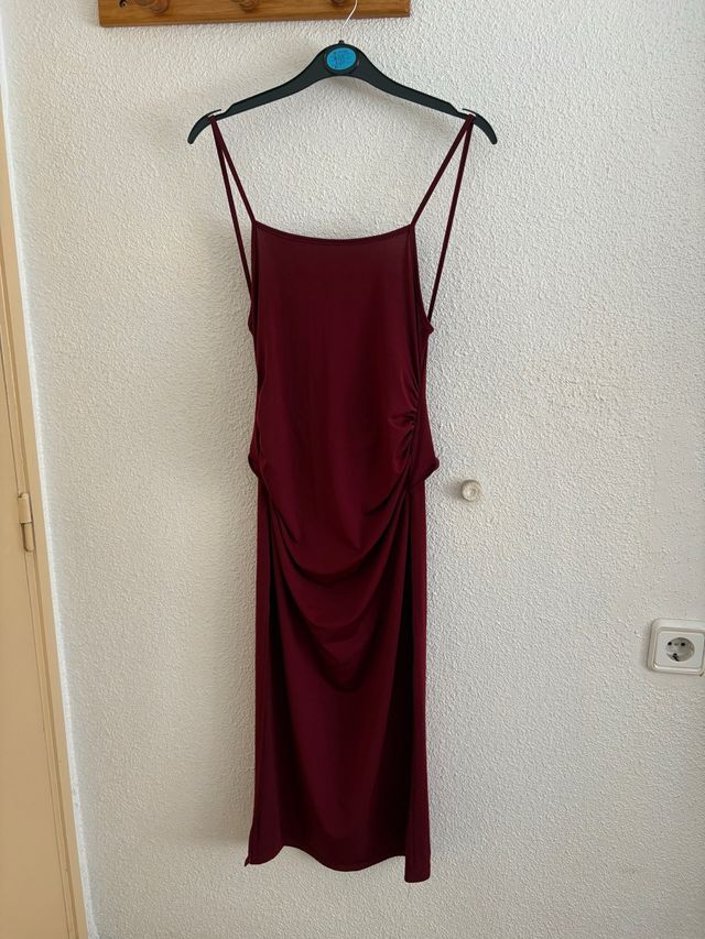 Vestido burdeos espalda abierta y raja