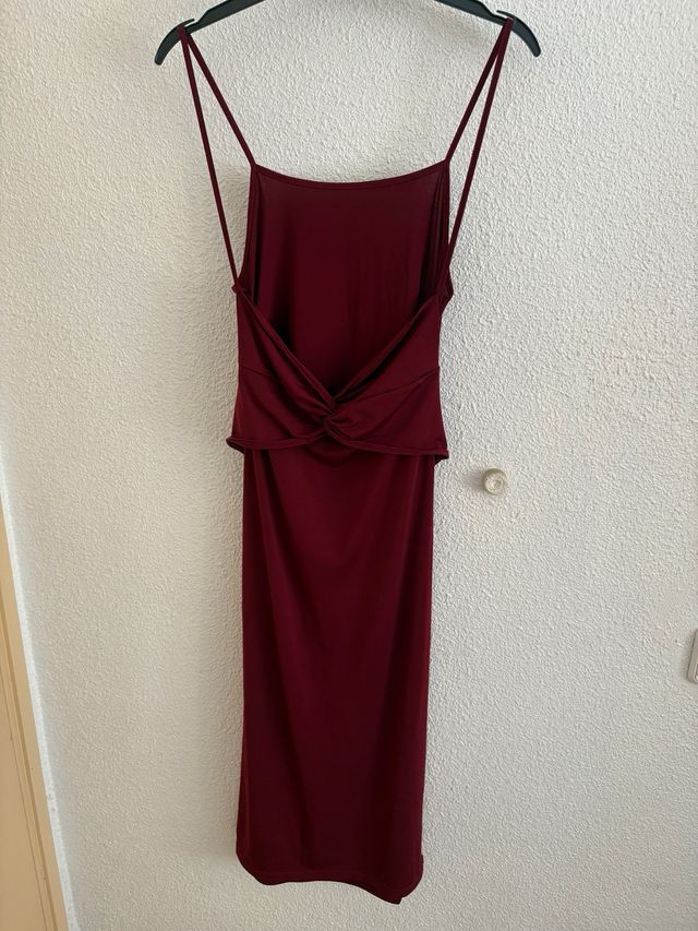 Vestido burdeos espalda abierta y raja