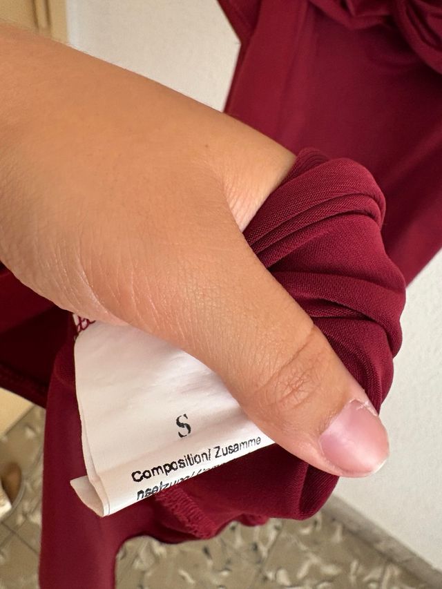 Vestido burdeos espalda abierta y raja