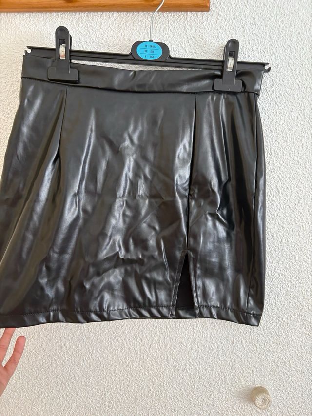 Falda polipiel negra con raja lateral