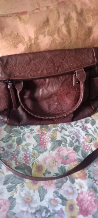 Bolso marrón con bordados