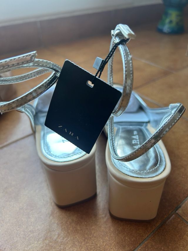 Zapatos tacón punta Zara beige y negro