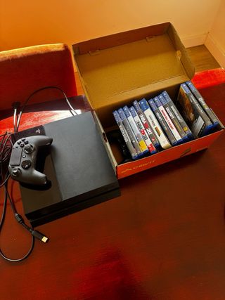 Consola PS4 Negra con Mando y Juegos