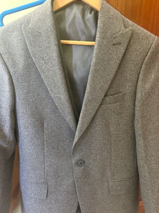 Traje de chaqueta, chaleco y pantalón gris. corte 