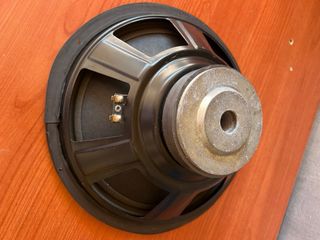 Subwoofer Magnat con logo bulldog