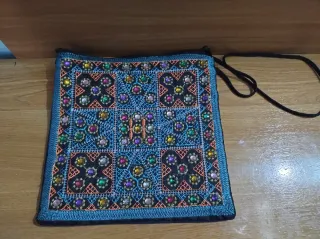 Bolso de mano bordado con pedrería