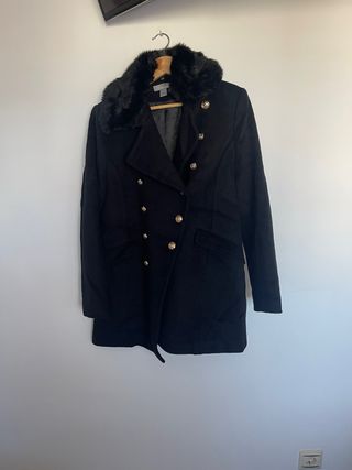 Abrigo H&M negro con cuello de pelo