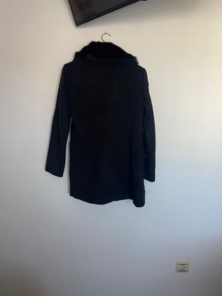 Abrigo H&M negro con cuello de pelo