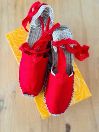 Alpargatas rojas con lazada