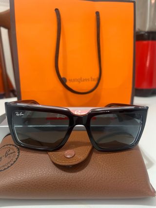 Gafas de sol Ray-Ban negras con borde trasparete