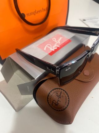 Gafas de sol Ray-Ban negras con borde trasparete