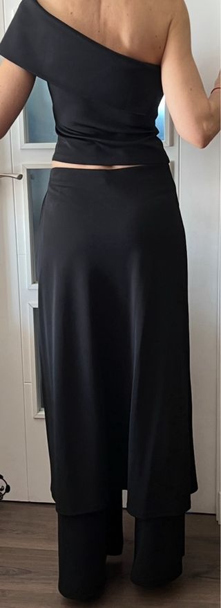 Falda pantalón Zara negra y top asimétrico