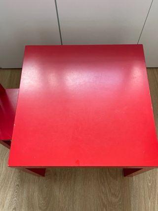 Mesa y silla infantil roja IKEA