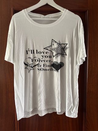 Camiseta blanca con estampado de estrellas y coraz
