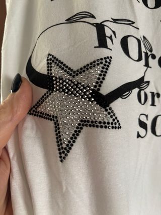 Camiseta blanca con estampado de estrellas y coraz