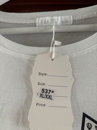 Camiseta blanca con estampado de estrellas y coraz