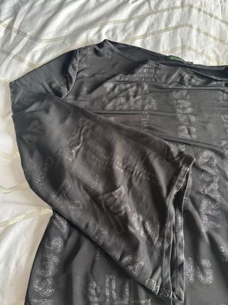Camiseta asimétrica negra con brillo