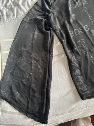 Camiseta asimétrica negra con brillo